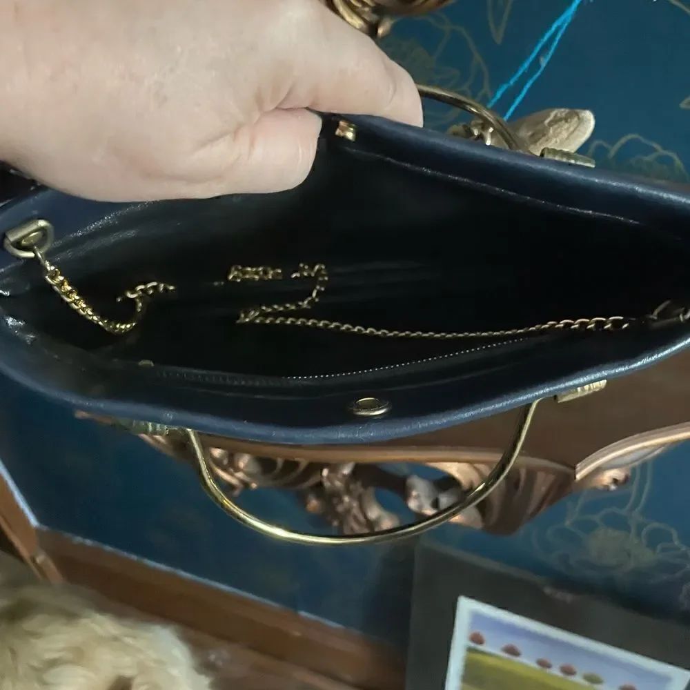 Beautiful vintage purse. Can be carried with cute handles or with chain strap - Picture 3 of 3